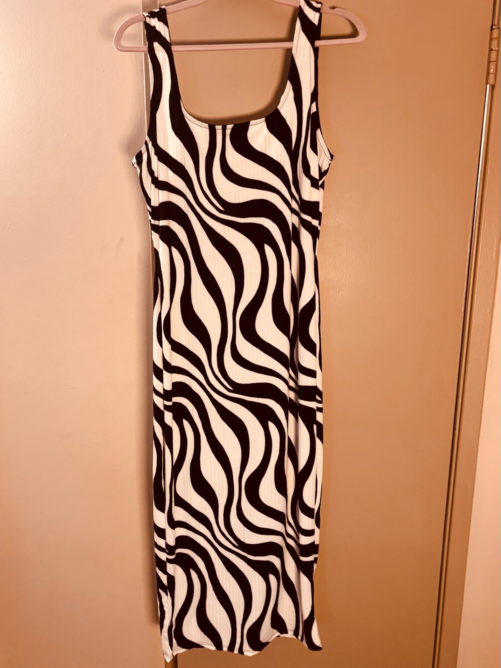 Sleeveless Black & White Wave-Print Maxi Dress